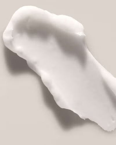Qué hace: hidrata intensamente hasta por 48 horas para aliviar la piel seca.

Por qué te encantará:

Suaviza la dulzura para lograr un aroma único y personal.
Aprobado por dermatólogos (según la revisión de pruebas independientes realizadas por un dermatólogo certificado).
Elaborado con manteca de karité y ácido hialurónico.
Proporciona hidratación durante 48 horas para proteger la piel contra la sequedad.
Deja la piel suave, tersa y revitalizada.
Rica y lujosa para una hidratación instantánea.