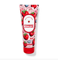 ¡Todos merecen un capricho! Con jugosas fresas, bizcocho recién horneado y crema batida, el pastel de fresa es ese postre clásico, dulce y ligero que tanto te gusta, ahora con un toque especial para San Valentín. Ya sea que lo uses de pies a cabeza, inundes tu hogar con esta delicia o se lo regales a tus seres queridos, es un clásico infalible que satisface hasta los antojos más dulces.

Notas olfativas: fresas frescas, bizcocho dorado y nata montada.