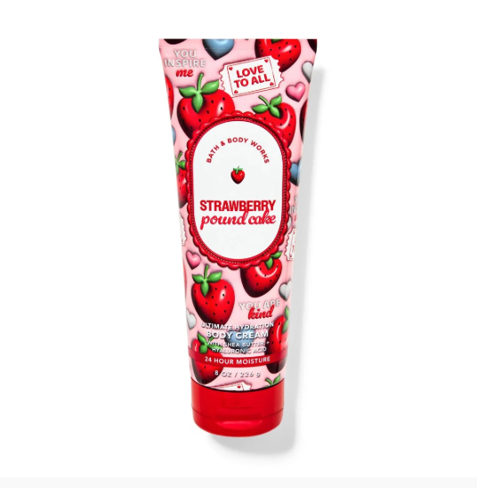 ¡Todos merecen un capricho! Con jugosas fresas, bizcocho recién horneado y crema batida, el pastel de fresa es ese postre clásico, dulce y ligero que tanto te gusta, ahora con un toque especial para San Valentín. Ya sea que lo uses de pies a cabeza, inundes tu hogar con esta delicia o se lo regales a tus seres queridos, es un clásico infalible que satisface hasta los antojos más dulces.

Notas olfativas: fresas frescas, bizcocho dorado y nata montada.
